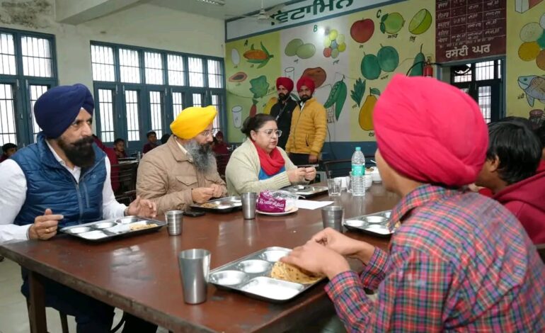 ਐਡਵੋਕੇਟ ਜਗਰੂਪ ਸਿੰਘ ਸੇਖਵਾਂ ਵਲੋਂ ਸਰਕਾਰੀ ਰਿਹਾਇਸ਼ੀ ਸਕੂਲ ਸੇਖਵਾਂ ਦਾ ਦੌਰਾ- ਬੱਚਿਆਂ ਨਾਲ ਬੈਠ ਕੇ ਨਾਸ਼ਤਾ ਕੀਤਾ