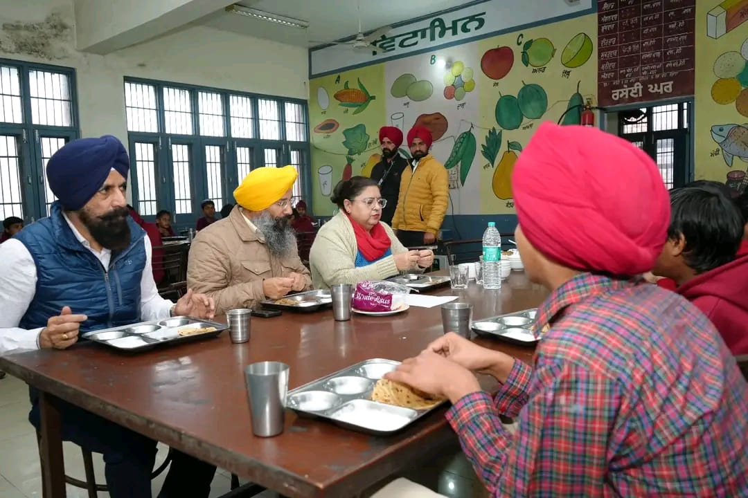 ਐਡਵੋਕੇਟ ਜਗਰੂਪ ਸਿੰਘ ਸੇਖਵਾਂ ਵਲੋਂ ਸਰਕਾਰੀ ਰਿਹਾਇਸ਼ੀ ਸਕੂਲ ਸੇਖਵਾਂ ਦਾ ਦੌਰਾ- ਬੱਚਿਆਂ ਨਾਲ ਬੈਠ ਕੇ ਨਾਸ਼ਤਾ ਕੀਤਾ