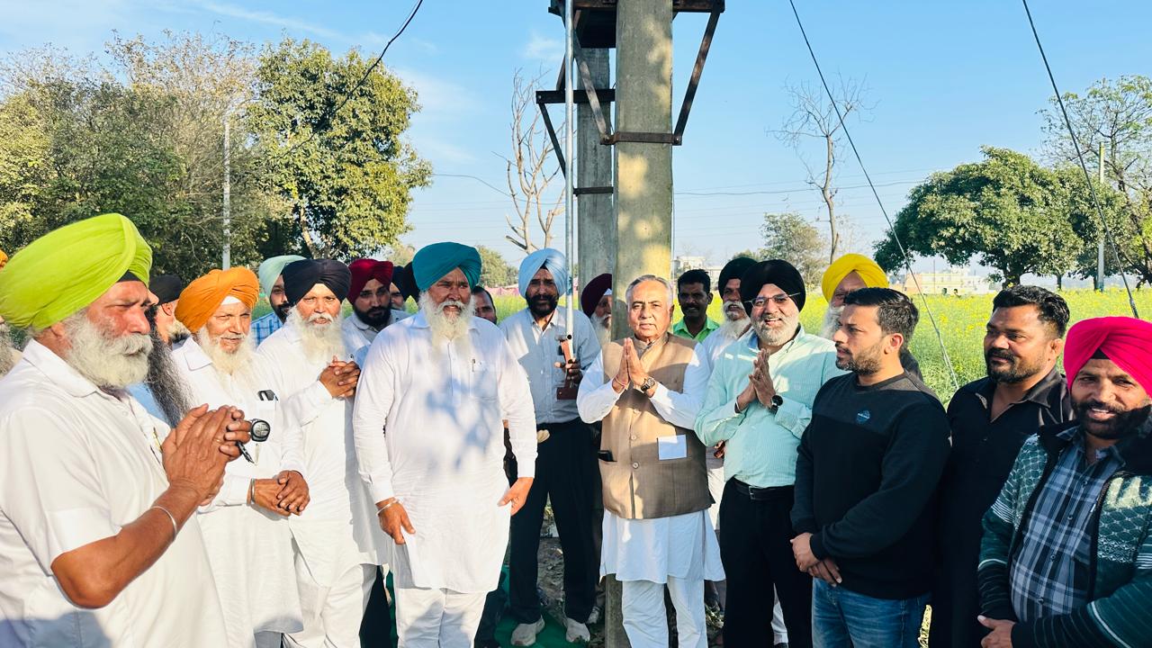 ਰਮਨ ਬਹਿਲ ਵੱਲੋਂ ਪਿੰਡ ਭੁੱਲੇਚੱਕ ਵਿੱਚ 6 ਲੱਖ ਦੀ ਲਾਗਤ ਨਾਲ ਲਗਾਏ ਗਏ ਦੋ ਟਰਾਂਸਫਾਰਮਰਾਂ ਦਾ ਉਦਘਾਟਨ