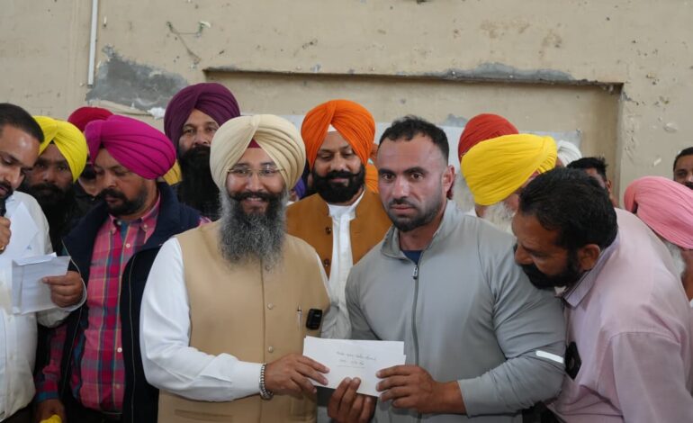 ਐਡਵੋਕੇਟ ਜਗਰੂਪ ਸਿੰਘ ਸੇਖਵਾਂ ਨੇ ਬਲਾਕ ਕਾਹਨੂੰਵਾਨ ਅਤੇ ਧਾਰੀਵਾਲ ਦੇ ਵੱਖ-ਵੱਖ ਪਿੰਡਾਂ ਦੇ ਵਿਕਾਸ ਕਾਰਜਾਂ ਲਈ 3 ਕਰੋੜ 46 ਲੱਖ ਰੁਪਏ ਦੇ ਚੈੱਕ ਵੰਡੇ