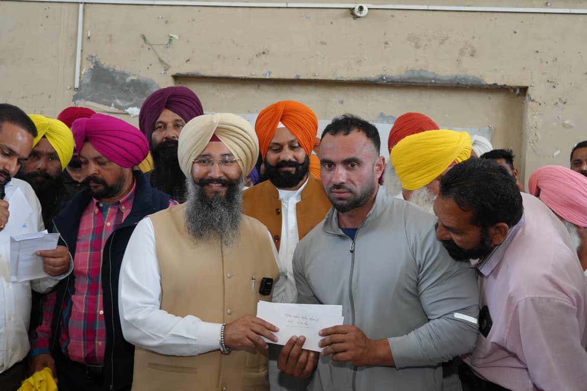 ਐਡਵੋਕੇਟ ਜਗਰੂਪ ਸਿੰਘ ਸੇਖਵਾਂ ਨੇ ਬਲਾਕ ਕਾਹਨੂੰਵਾਨ ਅਤੇ ਧਾਰੀਵਾਲ ਦੇ ਵੱਖ-ਵੱਖ ਪਿੰਡਾਂ ਦੇ ਵਿਕਾਸ ਕਾਰਜਾਂ ਲਈ 3 ਕਰੋੜ 46 ਲੱਖ ਰੁਪਏ ਦੇ ਚੈੱਕ ਵੰਡੇ