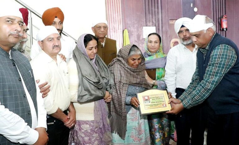 ਪੰਜਾਬ ਪੁਲਿਸ ਦੇ ਊੱਚ ਅਧਿਕਾਰੀਆਂ ਸਮੇਤ ਰਾਜਨੀਤਿਕ, ਸਮਾਜਿਕ, ਧਾਰਮਿਕ ਸੰਸਥਾਵਾਂ ਅਤੇ ਸ਼ਹੀਦ ਸੈਨਿਕ ਪਰਿਵਾਰ ਸੁਰੱਖਿਆ ਪ੍ਰੀਸ਼ਦ ਵੱਲੋਂ ਸ਼ਰਧਾ ਦੇ ਫੁੱਲ ਭੇਂਟ