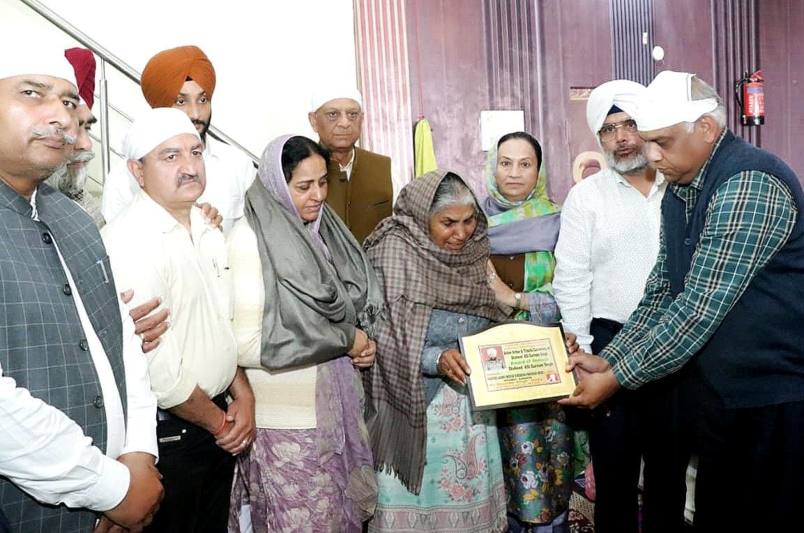 ਪੰਜਾਬ ਪੁਲਿਸ ਦੇ ਊੱਚ ਅਧਿਕਾਰੀਆਂ ਸਮੇਤ ਰਾਜਨੀਤਿਕ, ਸਮਾਜਿਕ, ਧਾਰਮਿਕ ਸੰਸਥਾਵਾਂ ਅਤੇ ਸ਼ਹੀਦ ਸੈਨਿਕ ਪਰਿਵਾਰ ਸੁਰੱਖਿਆ ਪ੍ਰੀਸ਼ਦ ਵੱਲੋਂ ਸ਼ਰਧਾ ਦੇ ਫੁੱਲ ਭੇਂਟ