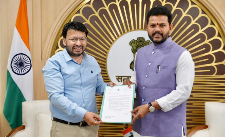 ਡਾ. ਰਵਜੋਤ ਸਿੰਘ ਨੇ ਕੇਂਦਰੀ ਸ਼ਹਿਰੀ ਹਵਾਬਾਜ਼ੀ ਮੰਤਰੀ ਕੇ.ਆਰ. ਨਾਇਡੂ ਨਾਲ ਕੀਤੀ ਮੁਲਾਕਾਤ; ਫਸੇ ਹੋਏ ਪੰਜਾਬੀਆਂ ਲਈ ਬਚਾਅ ਉਡਾਣਾਂ ਸ਼ੁਰੂ ਕਰਨ ਦੀ ਕੀਤੀ ਮੰਗ