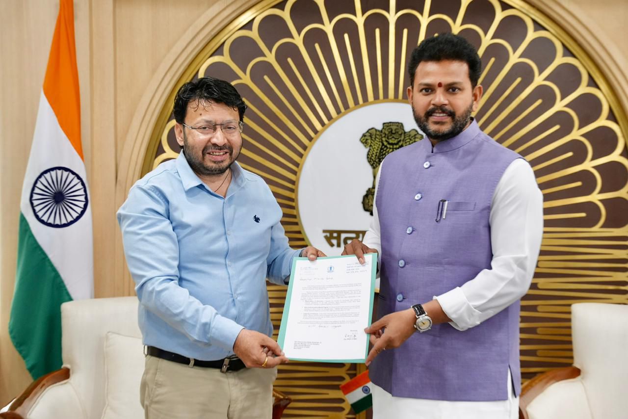 ਡਾ. ਰਵਜੋਤ ਸਿੰਘ ਨੇ ਕੇਂਦਰੀ ਸ਼ਹਿਰੀ ਹਵਾਬਾਜ਼ੀ ਮੰਤਰੀ ਕੇ.ਆਰ. ਨਾਇਡੂ ਨਾਲ ਕੀਤੀ ਮੁਲਾਕਾਤ; ਫਸੇ ਹੋਏ ਪੰਜਾਬੀਆਂ ਲਈ ਬਚਾਅ ਉਡਾਣਾਂ ਸ਼ੁਰੂ ਕਰਨ ਦੀ ਕੀਤੀ ਮੰਗ