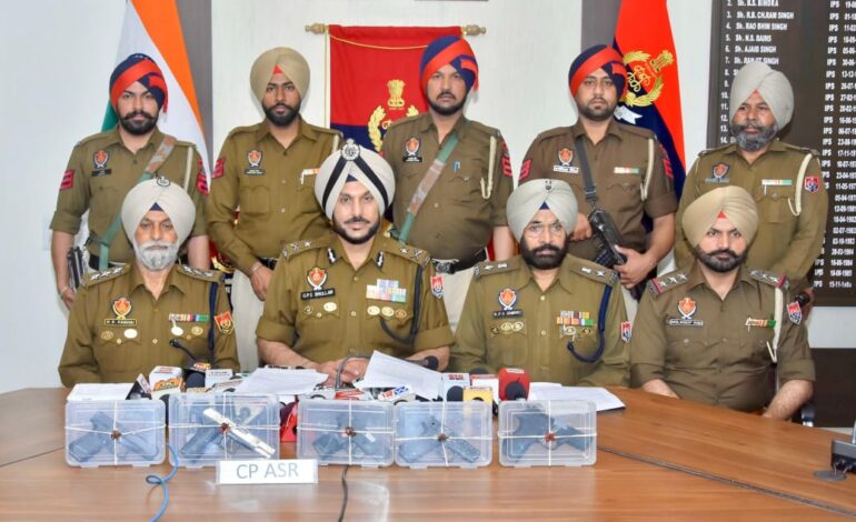 ਅੰਮ੍ਰਿਤਸਰ ਵਿੱਚ ਸਰਹੱਦ ਪਾਰੋਂ ਚੱਲ ਰਹੇ ਹਥਿਆਰ ਤਸਕਰੀ ਦੇ ਮਾਡਿਊਲ ਦਾ ਪਰਦਾਫਾਸ਼; ਨਾਬਾਲਗ ਸਮੇਤ ਛੇ ਵਿਅਕਤੀ ਪੰਜ ਪਿਸਤੌਲਾਂ ਸਣੇ ਗ੍ਰਿਫ਼ਤਾਰ