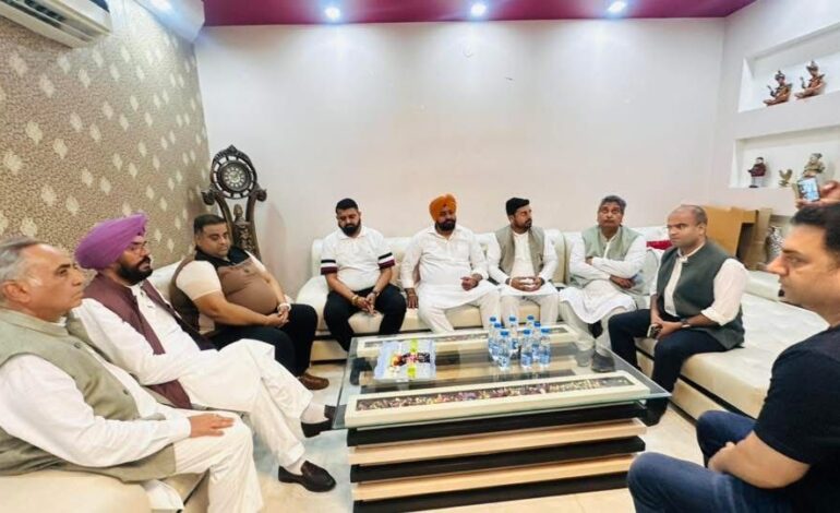 ਅਜਨਾਲਾ ਦੇ ਵਿਧਾਇਕ ਕੁਲਦੀਪ ਸਿੰਘ ਧਾਲੀਵਾਲ, ਵਿਧਾਇਕ ਗੁਰਦੀਪ ਸਿੰਘ ਰੰਧਾਵਾ ਅਤੇ ਰਮਨ ਬਹਿਲ ਗੁਰਦਾਸਪੁਰ ਵਿਖੇ ਲੁੱਟ ਦਾ ਸ਼ਿਕਾਰ ਹੋਏ ਸੁਨਿਆਰੇ ਦੇ ਪਰਿਵਾਰਕ ਮੈਂਬਰਾਂ ਨੂੰ ਮਿਲੇ