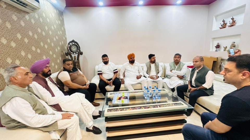 ਅਜਨਾਲਾ ਦੇ ਵਿਧਾਇਕ ਕੁਲਦੀਪ ਸਿੰਘ ਧਾਲੀਵਾਲ, ਵਿਧਾਇਕ ਗੁਰਦੀਪ ਸਿੰਘ ਰੰਧਾਵਾ ਅਤੇ ਰਮਨ ਬਹਿਲ ਗੁਰਦਾਸਪੁਰ ਵਿਖੇ ਲੁੱਟ ਦਾ ਸ਼ਿਕਾਰ ਹੋਏ ਸੁਨਿਆਰੇ ਦੇ ਪਰਿਵਾਰਕ ਮੈਂਬਰਾਂ ਨੂੰ ਮਿਲੇ