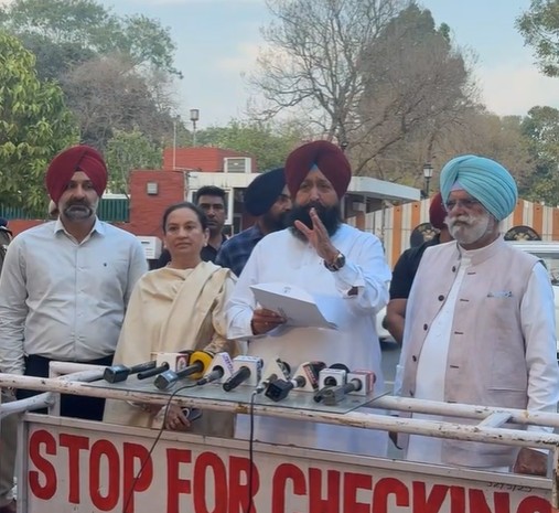 ਲੰਬਿਤ CAG ਰਿਪੋਰਟਾਂ ਦੇ ਮਾਮਲੇ ‘ਤੇ ਪੰਜਾਬ ਕਾਂਗਰਸ ਦੇ ਵਫ਼ਦ ਨੇ ਰਾਜਪਾਲ ਨਾਲ ਮੁਲਾਕਾਤ ਕੀਤੀ