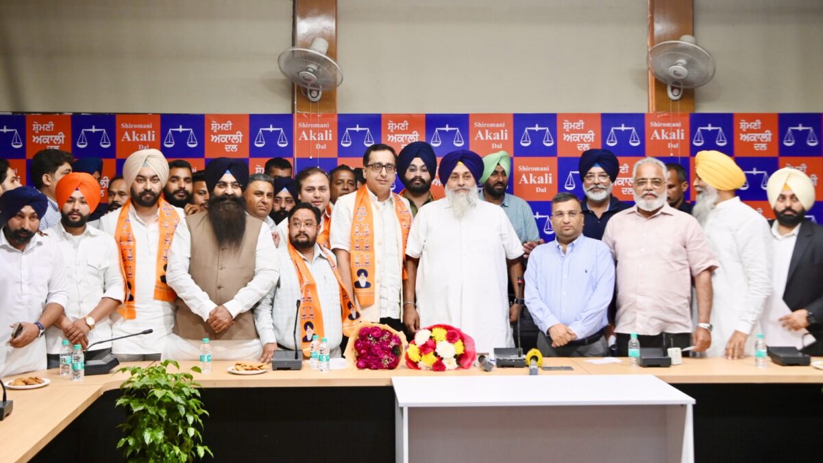 ਸ਼੍ਰੋਮਣੀ ਅਕਾਲੀ ਦਲ ਨੂੰ ਵੱਡਾ ਹੁਲਾਰਾ ਭਾਜਪਾ ਦੇ ਸਾਬਕਾ ਮੰਤਰੀ ਸਤਪਾਲ ਗੋਸਾਈਂ ਦੇ ਪੋਤੇ ਅਮਿਤ ਗੁਸਾਈਂ ਪਾਰਟੀ ’ਚ ਹੋਏ ਸ਼ਾਮਲ