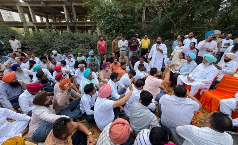 ਸਾਬਕਾ ਸਿਹਤ ਮੰਤਰੀ ਬਲਬੀਰ ਸਿੰਘ ਸਿੱਧੂ ਦੀ ਅਗਵਾਈ ਵਿੱਚ ਸਮੂਹ ਮੋਹਾਲੀ ਕਾਂਗਰਸ ਵੱਲੋਂ ਪੰਜਾਬ ਪੁਲਿਸ ਦੀ ਧੱਕੇਸ਼ਾਹੀ ਖ਼ਿਲਾਫ਼ ਐੱਸਐੱਸਪੀ ਦਫ਼ਤਰ ਬਾਹਰ ਰੋਸ ਪ੍ਰਦਰਸ਼ਨ*