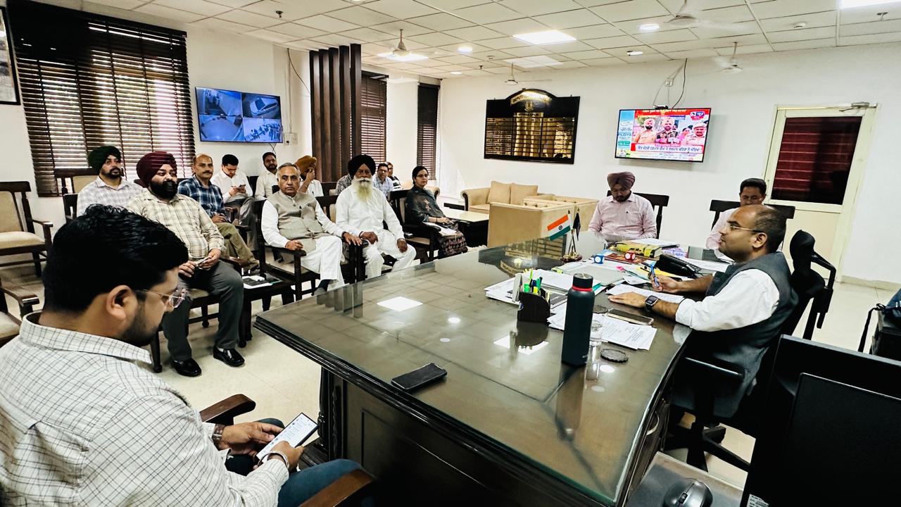 ਡਿਪਟੀ ਕਮਿਸ਼ਨਰ ਆਦਿੱਤਿਆ ਉੱਪਲ ਵੱਲੋਂ ਗੈਸ ਏਜੰਸੀਆਂ, ਪੈਟਰੋਲ ਪੰਪ ਮਾਲਕਾਂ ਅਤੇ ਅਧਿਕਾਰੀਆਂ ਨਾਲ ਮੀਟਿੰਗ