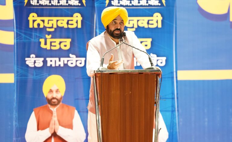 ਪਿਛਲੀਆਂ ਸਰਕਾਰਾਂ ਨੇ ਦਹਾਕੇ ਤੋਂ ਵੱਧ ਸਮੇਂ ਤੱਕ ਨੌਜਵਾਨਾਂ ਨੂੰ ਨੌਕਰੀਆਂ ਤੋਂ ਵਾਂਝਾ ਰੱਖਿਆ, ‘ਆਪ` ਸਰਕਾਰ ਨੇ ਸਿਰਫ਼ ਚਾਰ ਸਾਲਾਂ ਵਿੱਚ ਮੈਰਿਟ ਦੇ ਆਧਾਰ ਉੱਤੇ ਬਿਨਾਂ ਰਿਸ਼ਵਤ ਤੋਂ 65,000 ਤੋਂ ਵੱਧ ਸਰਕਾਰੀ ਨੌਕਰੀਆਂ ਦਿੱਤੀਆਂ: ਮੁੱਖ ਮੰਤਰੀ ਭਗਵੰਤ ਸਿੰਘ ਮਾਨ