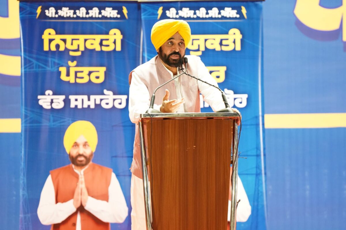 ਪਿਛਲੀਆਂ ਸਰਕਾਰਾਂ ਨੇ ਦਹਾਕੇ ਤੋਂ ਵੱਧ ਸਮੇਂ ਤੱਕ ਨੌਜਵਾਨਾਂ ਨੂੰ ਨੌਕਰੀਆਂ ਤੋਂ ਵਾਂਝਾ ਰੱਖਿਆ, ‘ਆਪ` ਸਰਕਾਰ ਨੇ ਸਿਰਫ਼ ਚਾਰ ਸਾਲਾਂ ਵਿੱਚ ਮੈਰਿਟ ਦੇ ਆਧਾਰ ਉੱਤੇ ਬਿਨਾਂ ਰਿਸ਼ਵਤ ਤੋਂ 65,000 ਤੋਂ ਵੱਧ ਸਰਕਾਰੀ ਨੌਕਰੀਆਂ ਦਿੱਤੀਆਂ: ਮੁੱਖ ਮੰਤਰੀ ਭਗਵੰਤ ਸਿੰਘ ਮਾਨ