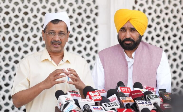 ਅਦਾਲਤ ਵੱਲੋਂ ਇਮਾਨਦਾਰੀ ਸਾਬਤ ਹੋਣ ਤੋਂ ਬਾਅਦ ਅਰਵਿੰਦ ਕੇਜਰੀਵਾਲ ਨੇ ਮੁੱਖ ਮੰਤਰੀ ਭਗਵੰਤ ਸਿੰਘ ਮਾਨ ਨਾਲ ਸੱਚਖੰਡ ਸ੍ਰੀ ਹਰਿਮੰਦਰ ਸਾਹਿਬ ਵਿਖੇ ਮੱਥਾ ਟੇਕਿਆ