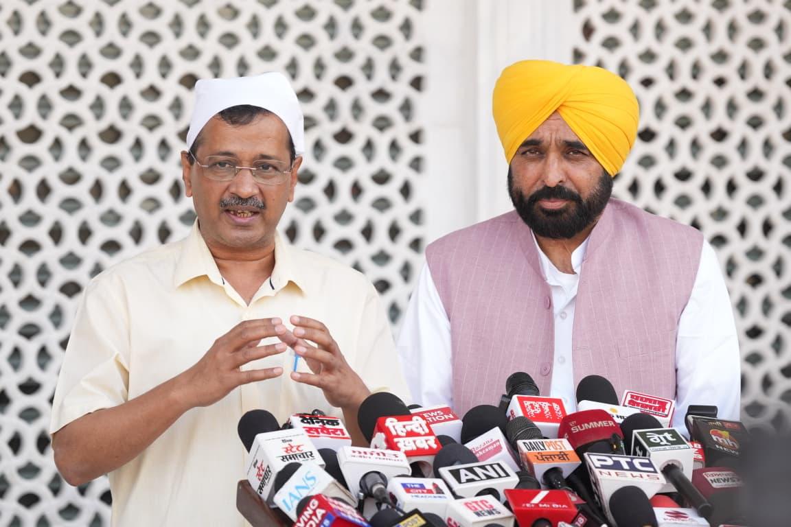 ਅਦਾਲਤ ਵੱਲੋਂ ਇਮਾਨਦਾਰੀ ਸਾਬਤ ਹੋਣ ਤੋਂ ਬਾਅਦ ਅਰਵਿੰਦ ਕੇਜਰੀਵਾਲ ਨੇ ਮੁੱਖ ਮੰਤਰੀ ਭਗਵੰਤ ਸਿੰਘ ਮਾਨ ਨਾਲ ਸੱਚਖੰਡ ਸ੍ਰੀ ਹਰਿਮੰਦਰ ਸਾਹਿਬ ਵਿਖੇ ਮੱਥਾ ਟੇਕਿਆ