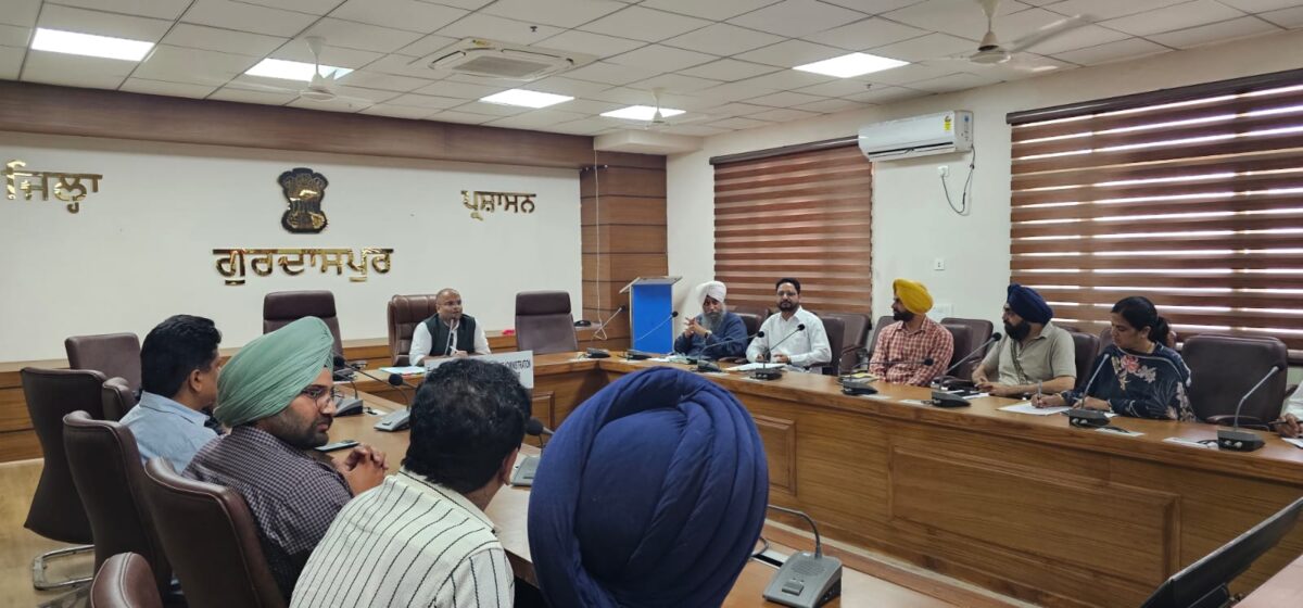 ਡਿਪਟੀ ਕਮਿਸ਼ਨਰ ਆਦਿੱਤਿਆ ਉੱਪਲ ਵੱਲੋਂ ਆਇਲ ਕੰਪਨੀ ਦੇ ਸੇਲਜ ਅਫ਼ਸਰਾਂ ਅਤੇ ਗੈਸ ਏਜੰਸੀਆਂ ਦੇ ਡਿਸਟਰੀਬਿਊਟਰਾਂ ਨਾਲ ਮੀਟਿੰਗ