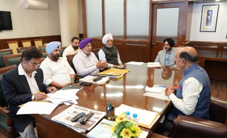 1962, 1965 ਅਤੇ 1971 ਦੀਆਂ ਜੰਗਾਂ  ਵਿੱਚ ਸ਼ਹੀਦ ਸੈਨਿਕਾਂ ਦੇ ਪਰਿਵਾਰਾਂ ਨੂੰ ਮੁਆਵਜ਼ਾ ਦੇਣ ਸਬੰਧੀ ਮੋਹਿੰਦਰ ਭਗਤ ਵੱਲੋਂ ਅਧਿਕਾਰੀਆਂ ਨਾਲ ਵਿਸ਼ੇਸ਼ ਮੀਟਿੰਗ