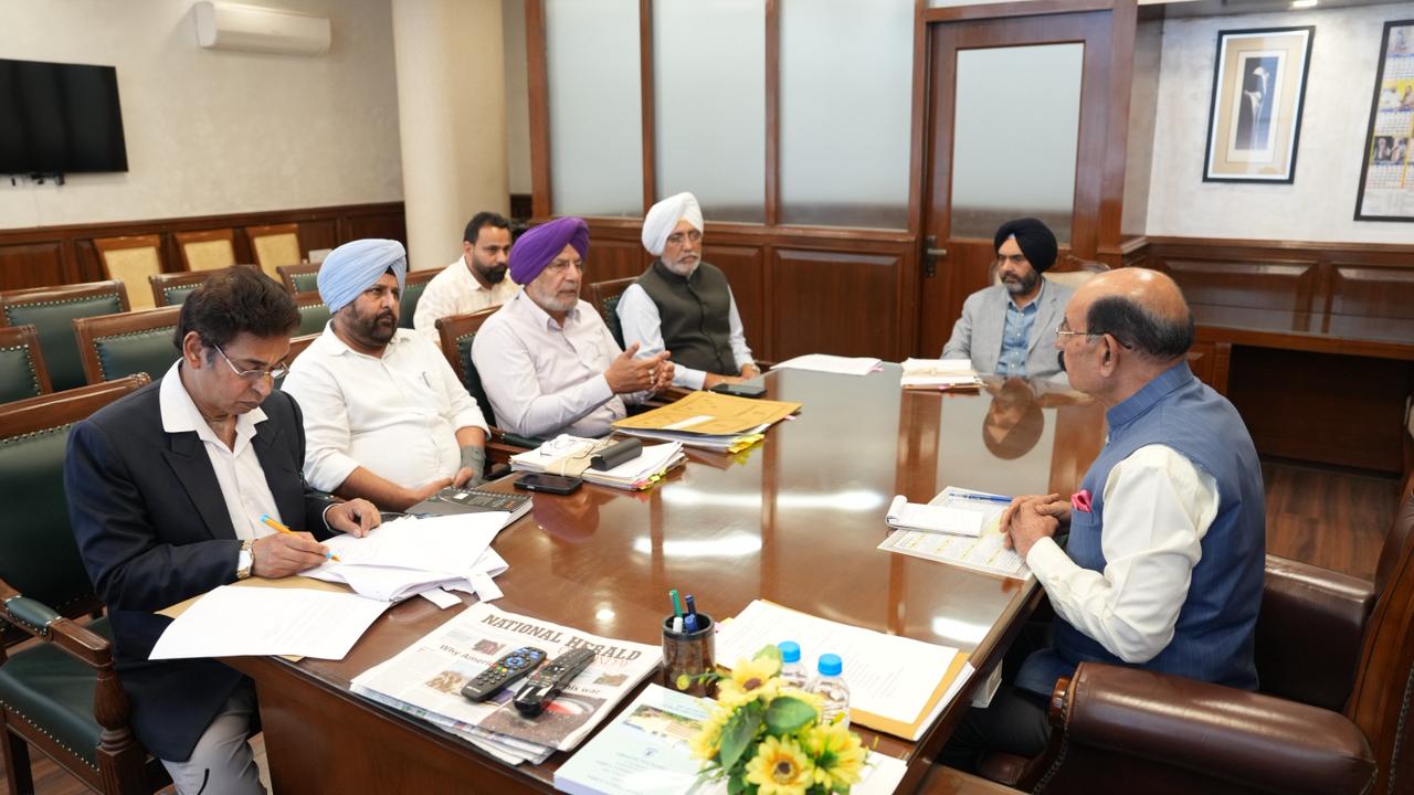 1962, 1965 ਅਤੇ 1971 ਦੀਆਂ ਜੰਗਾਂ  ਵਿੱਚ ਸ਼ਹੀਦ ਸੈਨਿਕਾਂ ਦੇ ਪਰਿਵਾਰਾਂ ਨੂੰ ਮੁਆਵਜ਼ਾ ਦੇਣ ਸਬੰਧੀ ਮੋਹਿੰਦਰ ਭਗਤ ਵੱਲੋਂ ਅਧਿਕਾਰੀਆਂ ਨਾਲ ਵਿਸ਼ੇਸ਼ ਮੀਟਿੰਗ