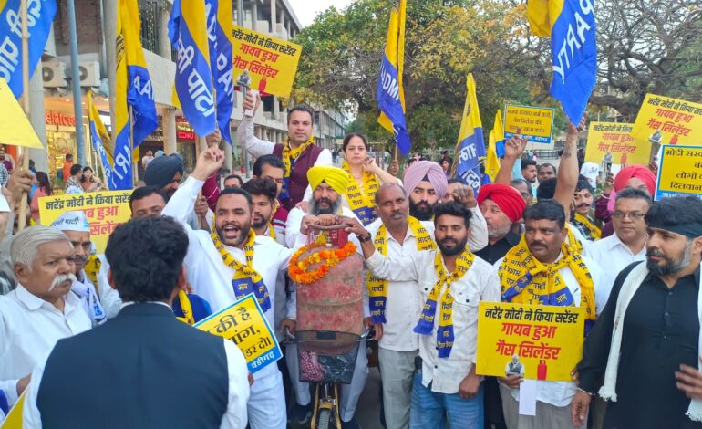 ਨਰਿੰਦਰ ਮੋਦੀ ਨੇ ਕੀਤਾ ਸਰੰਡਰ — ਗਾਇਬ ਹੋਇਆ ਗੈਸ ਸਿਲੰਡਰ!