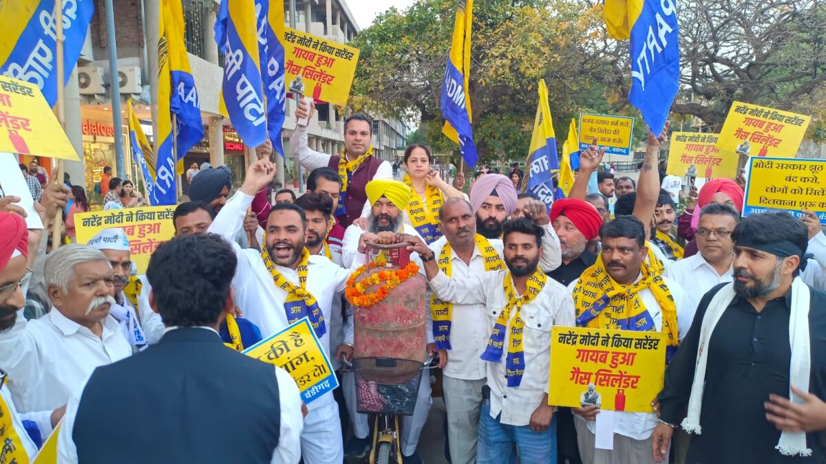 ਨਰਿੰਦਰ ਮੋਦੀ ਨੇ ਕੀਤਾ ਸਰੰਡਰ — ਗਾਇਬ ਹੋਇਆ ਗੈਸ ਸਿਲੰਡਰ!