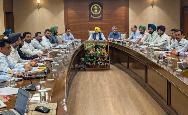 ਹਰਭਜਨ ਸਿੰਘ ਈ.ਟੀ.ਓ. ਵਲੋਂ ਲੋਕ ਨਿਰਮਾਣ ਵਿਭਾਗ ਵੱਲੋਂ ਬਣਵਾਈ ਜਾ ਰਹੀਆਂ ਸੜਕਾਂ ਦੀ ਪ੍ਰਗਤੀ ਸਬੰਧੀ ਸਮੀਖਿਆ ਮੀਟਿੰਗ