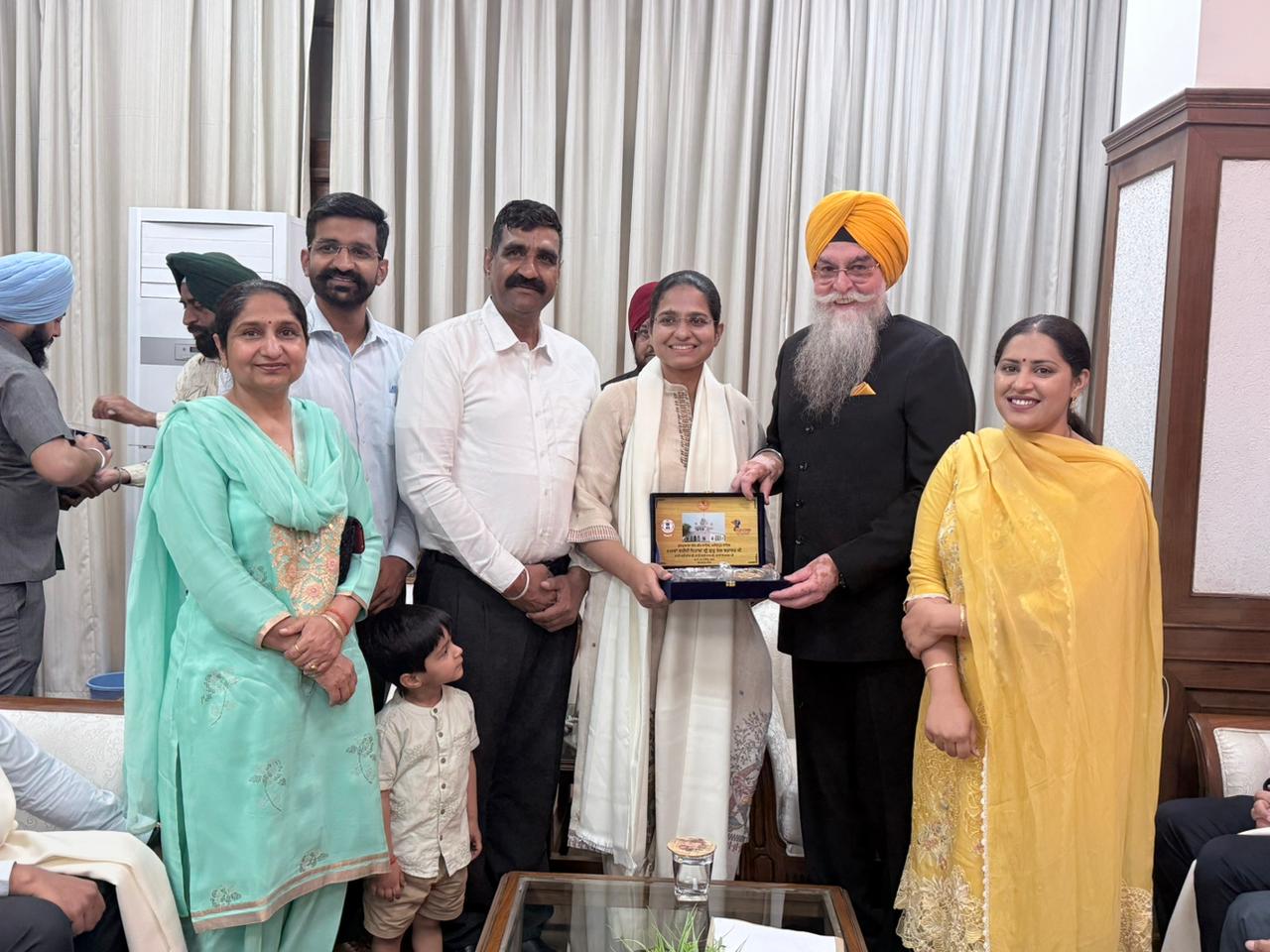ਸਪੀਕਰ ਨੇ ਸਿਵਲ ਸੇਵਾਵਾਂ ਪ੍ਰੀਖਿਆ ਦੇ ਸਫ਼ਲ ਵਿਦਿਆਰਥੀਆਂ ਨੂੰ ਪੰਜਾਬ ਵਿਧਾਨ ਸਭਾ ਵਿੱਚ ਕੀਤਾ ਸਨਮਾਨਿਤ