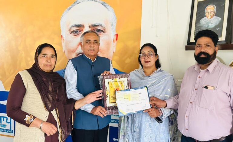 ਰਮਨ ਬਹਿਲ ਵੱਲੋਂ ਉੱਦਮੀ ਮਹਿਲਾ ਸੰਦੀਪ ਕੌਰ ਨੂੰ ਰਾਜ ਪੱਧਰੀ ਸਨਮਾਨ ‘ਤੇ ਮੁਬਾਰਕਬਾਦ