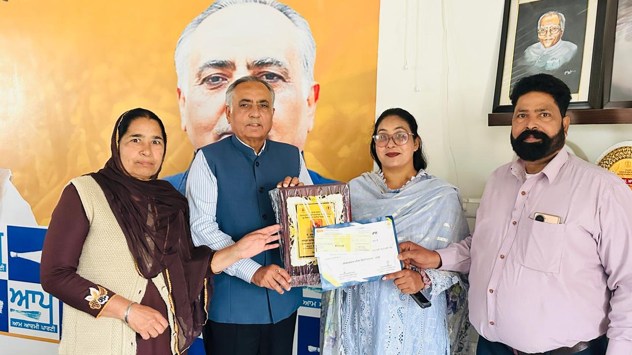 ਰਮਨ ਬਹਿਲ ਵੱਲੋਂ ਉੱਦਮੀ ਮਹਿਲਾ ਸੰਦੀਪ ਕੌਰ ਨੂੰ ਰਾਜ ਪੱਧਰੀ ਸਨਮਾਨ ‘ਤੇ ਮੁਬਾਰਕਬਾਦ