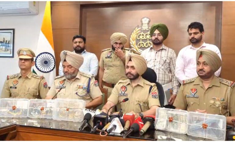 ਮੋਹਾਲੀ ਪੁਲਿਸ ਵੱਲੋਂ ਚੋਰੀ ਦੇ ਮਾਮਲੇ ਦਾ ਖੁਲਾਸਾ, 04 ਦੋਸ਼ੀ ਗ੍ਰਿਫਤਾਰ; ਸੋਨੇ ਦੇ ਗਹਿਣੇ, ਨਕਦੀ ਅਤੇ ਅਸਲਾ ਬਰਾਮਦ