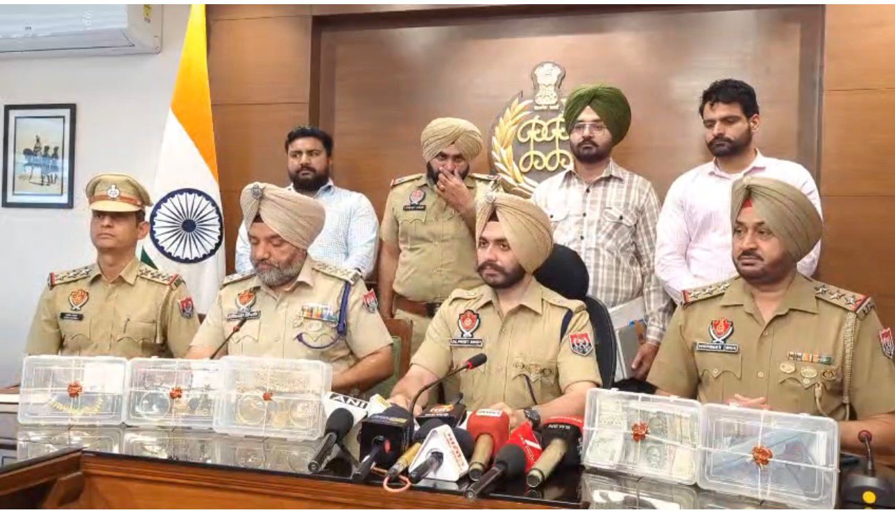 ਮੋਹਾਲੀ ਪੁਲਿਸ ਵੱਲੋਂ ਚੋਰੀ ਦੇ ਮਾਮਲੇ ਦਾ ਖੁਲਾਸਾ, 04 ਦੋਸ਼ੀ ਗ੍ਰਿਫਤਾਰ; ਸੋਨੇ ਦੇ ਗਹਿਣੇ, ਨਕਦੀ ਅਤੇ ਅਸਲਾ ਬਰਾਮਦ