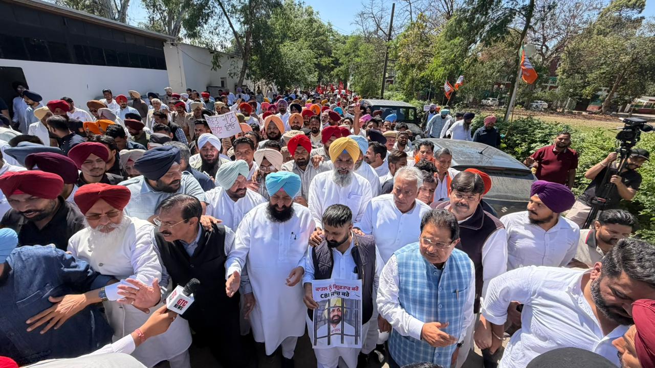  ਮੁੱਖ ਮੰਤਰੀ ਜੇਕਰ ਲਾਲਜੀਤ ਭੁੱਲਰ ਦੀ ਪੁਸ਼ਤਪਨਾਹੀ ਨਹੀਂ ਕਰ ਰਿਹਾ ਤਾ ਸੀਬੀਆਈ ਨੂੰ ਦੇਵੇ ਜਾਂਚ – ਬਿਕਰਮ ਸਿੰਘ ਮਜੀਠੀਆ