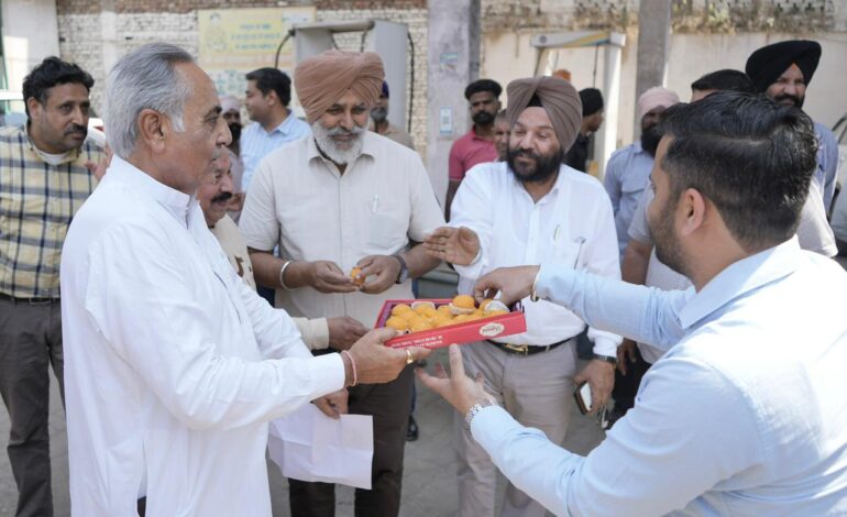 ਰਮਨ ਬਹਿਲ ਵਲੋਂ ਵਪਾਰੀਆਂ, ਦੁਕਾਨਦਾਰਾਂ ਅਤੇ ਲੋਕ ਹਿੱਤ ਵਿੱਚ ਸ਼ਾਨਦਾਰ ਉਪਰਾਲਾ: ਦਹਾਕੇ ਪੁਰਾਣੀ ਟ੍ਰੈਫਿਕ ਸਮੱਸਿਆ ਤੋਂ ਮਿਲੇਗੀ ਨਿਜਾਤ, ਸੜਕ ਵਿਚਕਾਰੋਂ ਪਿੱਛੇ ਹਟਣਗੇ ਬਿਜਲੀ ਦੇ ਖੰਭੇ