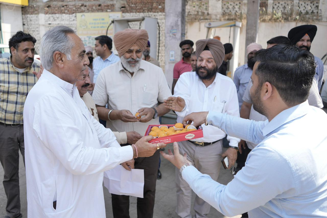 ਰਮਨ ਬਹਿਲ ਵਲੋਂ ਵਪਾਰੀਆਂ, ਦੁਕਾਨਦਾਰਾਂ ਅਤੇ ਲੋਕ ਹਿੱਤ ਵਿੱਚ ਸ਼ਾਨਦਾਰ ਉਪਰਾਲਾ: ਦਹਾਕੇ ਪੁਰਾਣੀ ਟ੍ਰੈਫਿਕ ਸਮੱਸਿਆ ਤੋਂ ਮਿਲੇਗੀ ਨਿਜਾਤ, ਸੜਕ ਵਿਚਕਾਰੋਂ ਪਿੱਛੇ ਹਟਣਗੇ ਬਿਜਲੀ ਦੇ ਖੰਭੇ