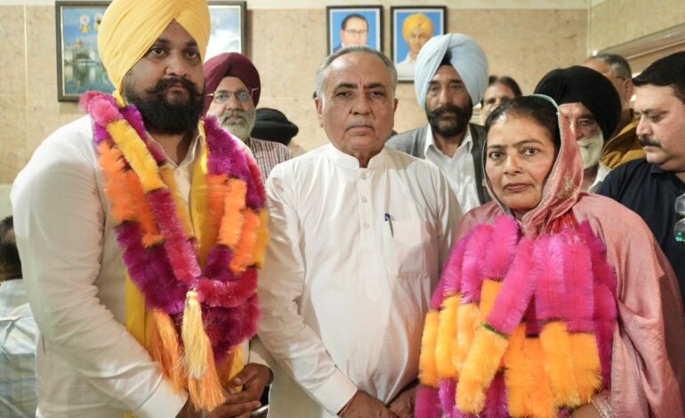 ਰਮਨ ਬਹਿਲ ਦੀ ਮੌਜੂਦਗੀ ਵਿੱਚ ਗੁਰਦਾਸਪੁਰ ਬਲਾਕ ਸੰਮਤੀ ਦੇ ਨਵ-ਨਿਯੁਕਤ ਚੇਅਰਮੈਨ ਰਣਜੀਤ ਸਿੰਘ ਰਾਣਾ ਅਤੇ ਵਾਈਸ ਚੇਅਰਪਰਸਨ ਸ੍ਰੀਮਤੀ ਲਖਵਿੰਦਰ ਕੌਰ ਨੇ ਅਹੁਦਾ ਸੰਭਾਲਿਆ