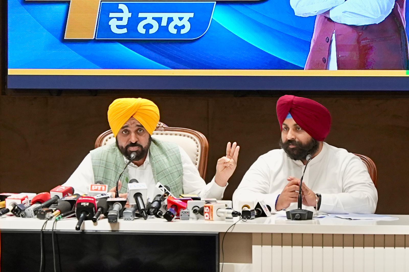 ‘ਆਪ’ ਸਰਕਾਰ ਦੌਰਾਨ ਸਿੱਖਿਆ ਖੇਤਰ ਵਿੱਚ ਪੰਜਾਬ ਦੇ ਸਕੂਲਾਂ ਨੇ ਮਾਰੀ ਬਾਜ਼ੀ, ਕੌਮੀ ਸਰਵੇਖਣ ਵਿੱਚ ਕੇਰਲਾ ਨੂੰ ਪਛਾੜ ਕੇ ਮੋਹਰੀ ਬਣਿਆ ਪੰਜਾਬ-ਮੁੱਖ ਮੰਤਰੀ ਭਗਵੰਤ ਸਿੰਘ ਮਾਨ