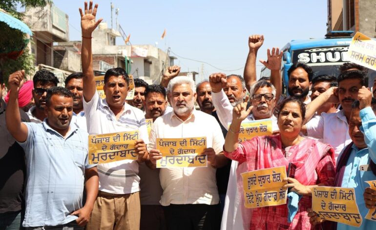 ਆਪ ਆਗੂਆਂ ਅਤੇ ਵਰਕਰਾਂ ਵੱਲੋਂ “ਪੰਜਾਬ ਦੇ ਗੱਦਾਰਾਂ” ਖ਼ਿਲਾਫ਼ ਸੂਬਾ ਵਿਆਪੀ ਪ੍ਰਦਰਸ਼ਨ, ਦਲਬਦਲੂ ਸੰਸਦ ਮੈਂਬਰਾਂ ਦੀ ਰਾਜ ਸਭਾ ਮੈਂਬਰੀ ਰੱਦ ਕਰਨ ਦੀ ਮੰਗ