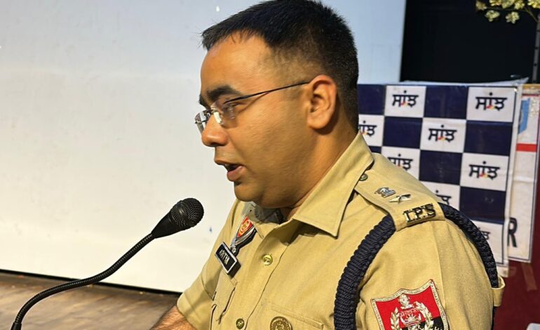 ਫਰਜ਼ੀ ਕਾਲਾਂ ਅਤੇ ਔਨਲਾਈਨ ਠੱਗੀ ਤੋਂ ਸੁਚੇਤ ਰਹੋ, ਸੰਪਰਕ ਅਭਿਆਨ ਤਹਿਤ SSP ਆਦਿੱਤਯ ਵੱਲੋਂ ਵਿਦਿਆਰਥੀਆਂ ਅਤੇ ਲੋਕਾਂ ਨੂੰ ਸੁਨੇਹਾ