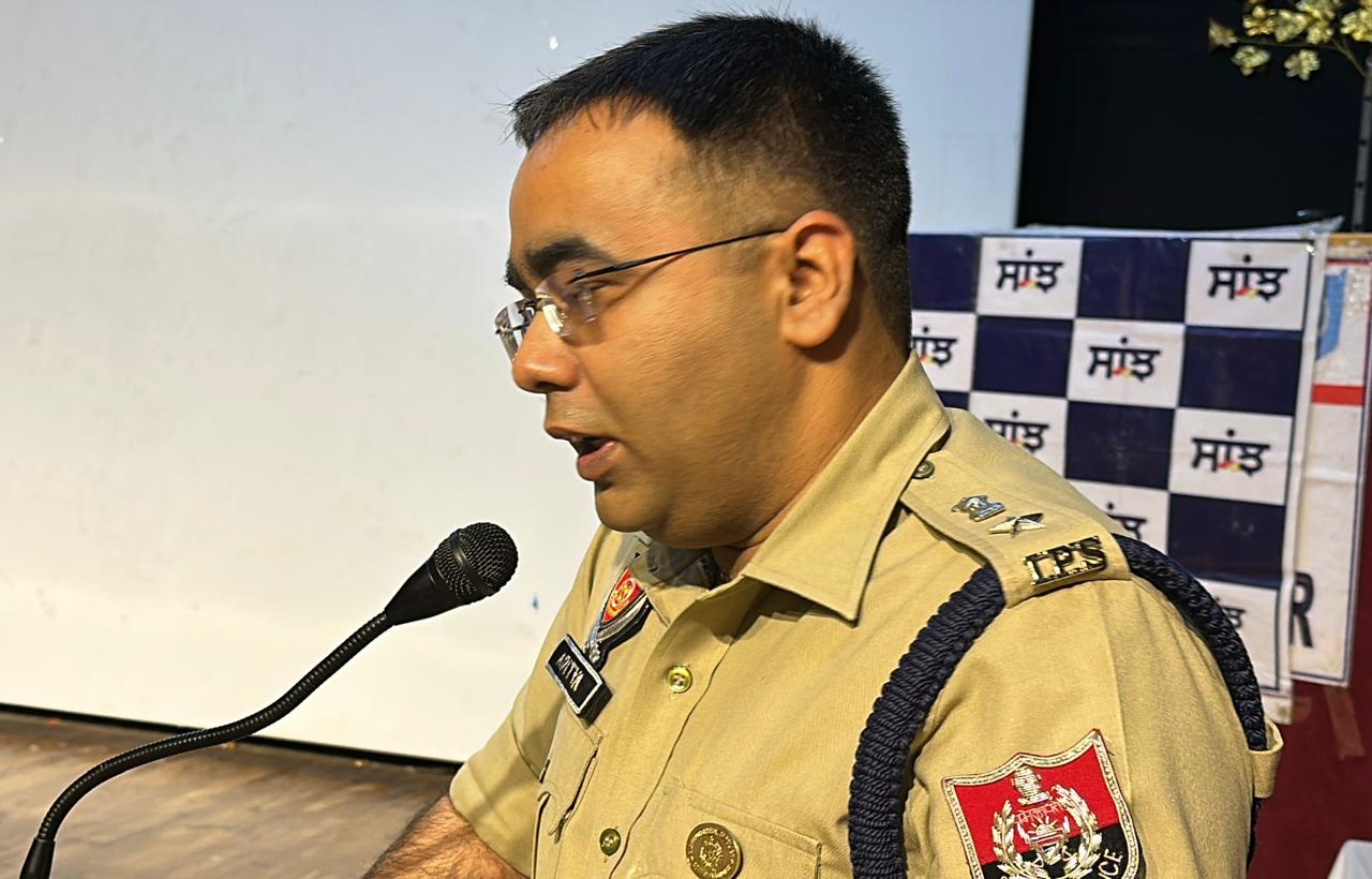 ਫਰਜ਼ੀ ਕਾਲਾਂ ਅਤੇ ਔਨਲਾਈਨ ਠੱਗੀ ਤੋਂ ਸੁਚੇਤ ਰਹੋ, ਸੰਪਰਕ ਅਭਿਆਨ ਤਹਿਤ SSP ਆਦਿੱਤਯ ਵੱਲੋਂ ਵਿਦਿਆਰਥੀਆਂ ਅਤੇ ਲੋਕਾਂ ਨੂੰ ਸੁਨੇਹਾ