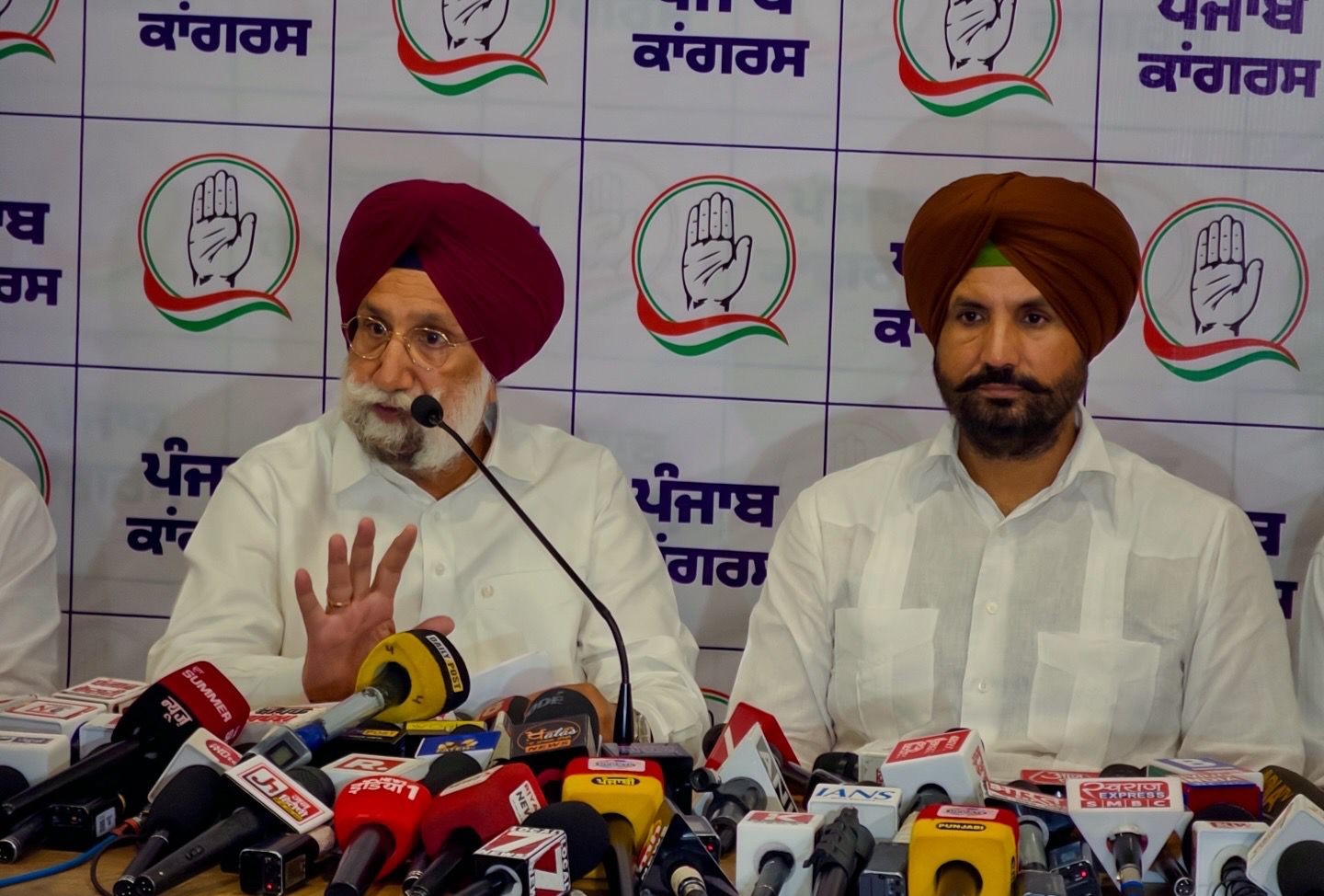 ਥਾਣਿਆਂ ਨੂੰ ਕਰੰਟ ਦੀਆਂ ਤਾਰਾਂ ਦਾ ਪਹਿਰਾ ਅਤੇ ਜੇਲ੍ਹਾਂ ‘ਚੋਂ ਗੈਂਗਸਟਰਾਂ ਦੀਆਂ ਇੰਟਰਵਿਊਆਂ ਨੇ ਖੋਲ੍ਹੀ ਸਰਕਾਰ ਦੀ ਪੋਲ – ਸੁਖਜਿੰਦਰ ਸਿੰਘ ਰੰਧਾਵਾ