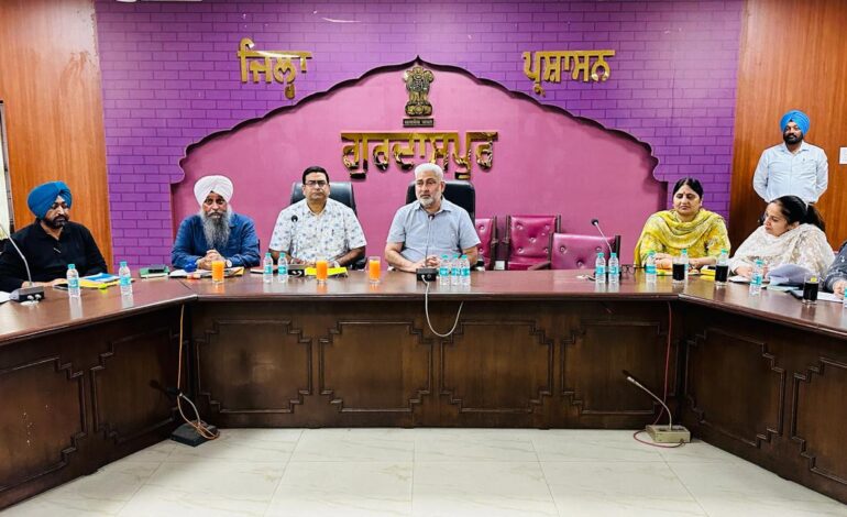 ਕੈਬਨਿਟ ਮੰਤਰੀ ਲਾਲ ਚੰਦ ਕਟਾਰੂਚੱਕ ਵੱਲੋਂ ਮਾਝੇ ਦੇ ਟਰਾਂਸਪੋਰਟਰਾਂ ਅਤੇ ਲੇਬਰ ਠੇਕੇਦਾਰਾਂ ਨਾਲ ਮੀਟਿੰਗ