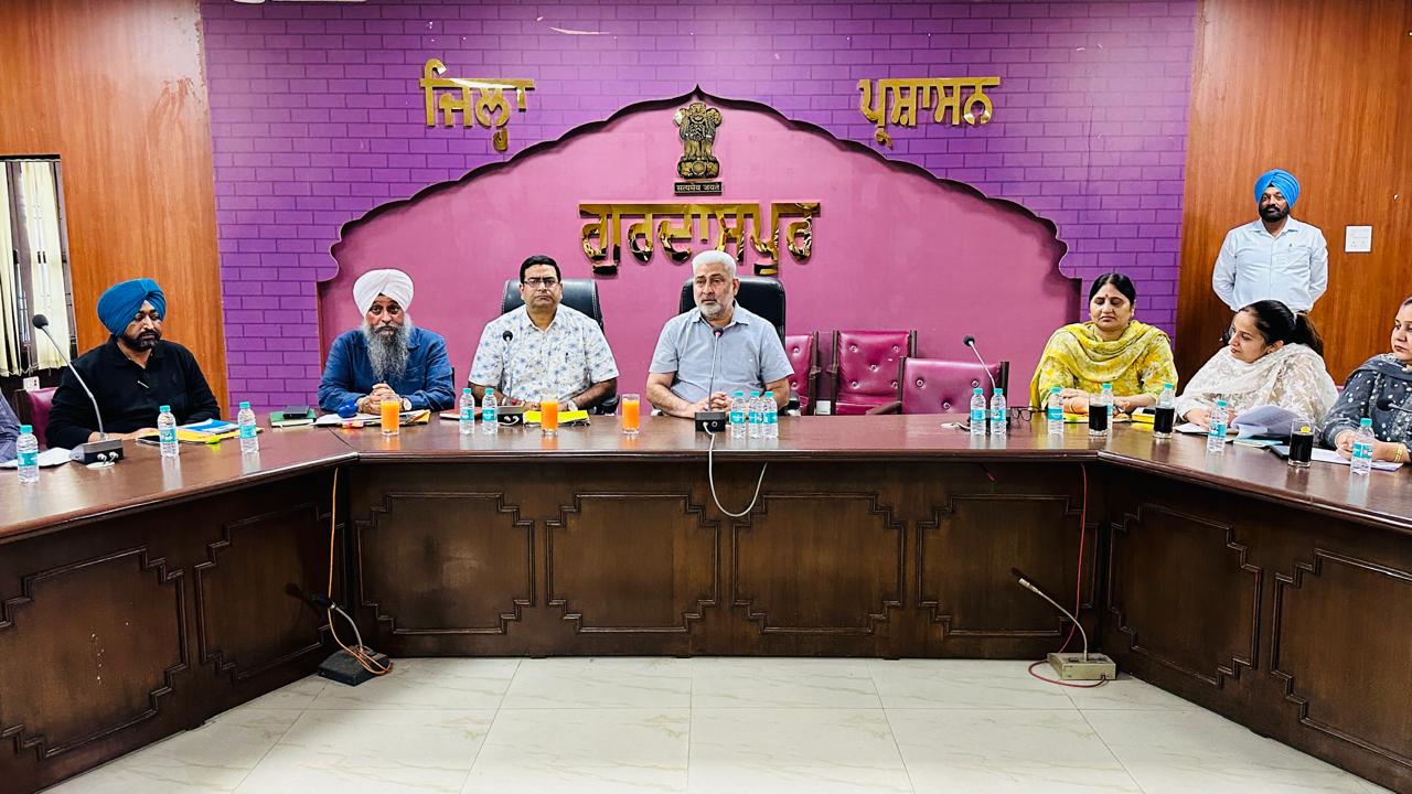 ਕੈਬਨਿਟ ਮੰਤਰੀ ਲਾਲ ਚੰਦ ਕਟਾਰੂਚੱਕ ਵੱਲੋਂ ਮਾਝੇ ਦੇ ਟਰਾਂਸਪੋਰਟਰਾਂ ਅਤੇ ਲੇਬਰ ਠੇਕੇਦਾਰਾਂ ਨਾਲ ਮੀਟਿੰਗ