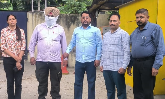 10000 ਰੁਪਏ ਰਿਸ਼ਵਤ ਲੈਂਦਾ ਨਾਇਬ ਕੋਰਟ ਵਿਜੀਲੈਂਸ ਬਿਊਰੋ ਵੱਲੋਂ ਰੰਗੇ ਹੱਥੀਂ ਕਾਬੂ