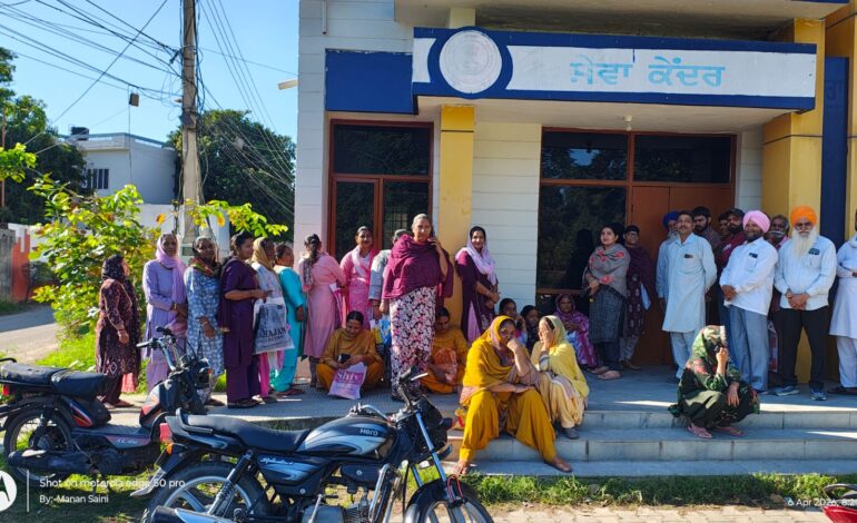 1500 ਰੁਪਏ ਲਈ ਸਵੇਰੇ ਸੱਤ ਵਜੇ ਤੋਂ ਲੱਗੀਆਂ ਕਤਾਰਾਂ, 1076 ਹੈਲਪਲਾਈਨ ਬਣੀ ਰਾਹਤ ਦਾ ਰਾਹ