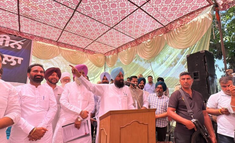 ਬਾਜਵਾ ਨੇ ਮੋਹਾਲੀ ਵਿੱਚ “ਜ਼ਬਰਦਸਤੀ ਭੂਮੀ ਅਧਿਗ੍ਰਹਣ” ਨੂੰ ਲੈ ਕੇ ਭਗਵੰਤ ਮਾਨ ‘ਤੇ ਤਿੱਖਾ ਹਮਲਾ ਕੀਤਾ