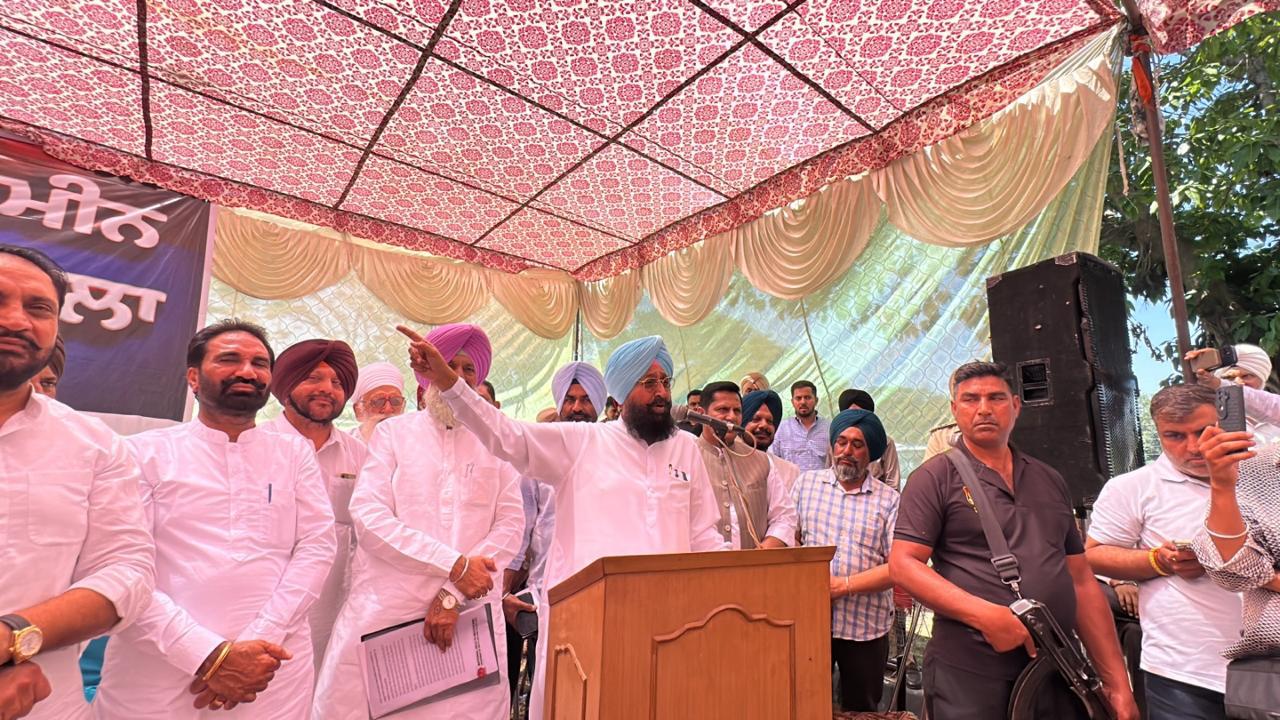 ਬਾਜਵਾ ਨੇ ਮੋਹਾਲੀ ਵਿੱਚ “ਜ਼ਬਰਦਸਤੀ ਭੂਮੀ ਅਧਿਗ੍ਰਹਣ” ਨੂੰ ਲੈ ਕੇ ਭਗਵੰਤ ਮਾਨ ‘ਤੇ ਤਿੱਖਾ ਹਮਲਾ ਕੀਤਾ