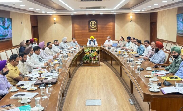 ਹਰਭਜਨ ਸਿੰਘ ਈ.ਟੀ.ਓ. ਵਲੋਂ ਲੋਕ ਨਿਰਮਾਣ ਵਿਭਾਗ ਵੱਲੋਂ ਬਣਵਾਈ ਜਾ ਰਹੀਆਂ ਸੜਕਾਂ ਦੀ ਪ੍ਰਗਤੀ ਸਬੰਧੀ ਸਮੀਖਿਆ ਮੀਟਿੰਗ