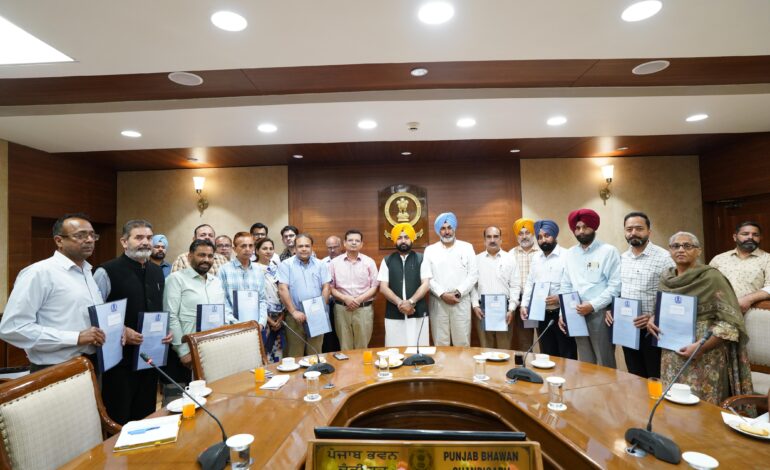 ਹਰਦੀਪ ਸਿੰਘ ਮੁੰਡੀਆਂ ਨੇ ਤਹਿਸੀਲਦਾਰਾਂ ਅਤੇ ਨਾਇਬ ਤਹਿਸੀਲਦਾਰਾਂ ਨੂੰ ਤਰੱਕੀ ਪੱਤਰ ਸੌਂਪੇ