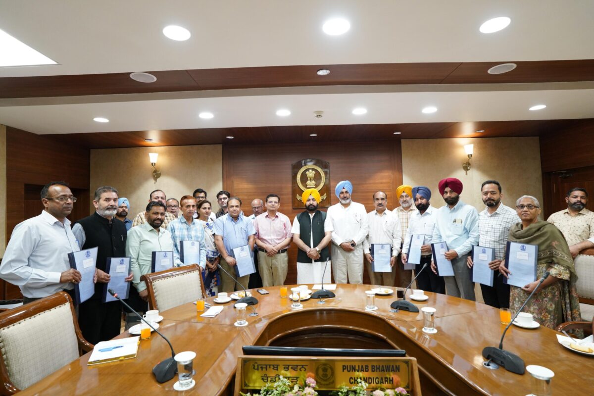 ਹਰਦੀਪ ਸਿੰਘ ਮੁੰਡੀਆਂ ਨੇ ਤਹਿਸੀਲਦਾਰਾਂ ਅਤੇ ਨਾਇਬ ਤਹਿਸੀਲਦਾਰਾਂ ਨੂੰ ਤਰੱਕੀ ਪੱਤਰ ਸੌਂਪੇ