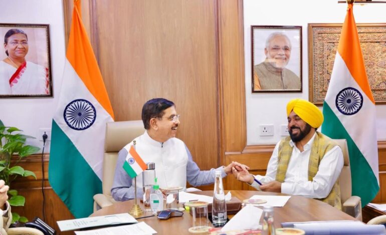 ਕਿਸਾਨਾਂ ਲਈ ਵੱਡੀ ਰਾਹਤ; ਪੰਜਾਬ ਵਿੱਚ ਭਾਰਤੀ ਖੁਰਾਕ ਨਿਗਮ ਦੇ ਗੋਦਾਮਾਂ ਵਿੱਚ ਪਏ 155 ਲੱਖ ਮੀਟ੍ਰਿਕ ਟਨ ਚੌਲ ਅਤੇ ਕਣਕ ਦੇ ਸਟਾਕ ਦੀ ਲਿਫਟਿੰਗ ਲਈ ਵਿਸ਼ੇਸ਼ ਰੇਲ ਗੱਡੀਆਂ ਚਲਾਈਆਂ ਜਾਣਗੀਆਂ: ਮੁੱਖ ਮੰਤਰੀ ਭਗਵੰਤ ਸਿੰਘ ਮਾਨ